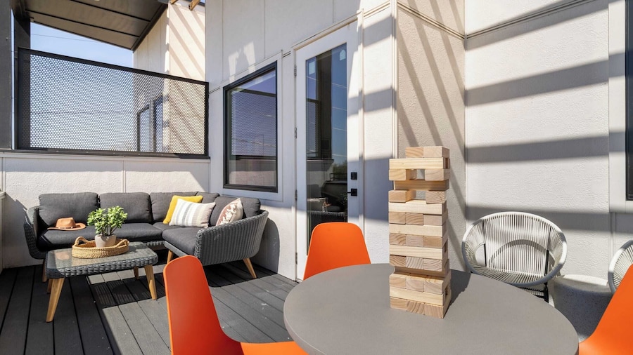 Sleeps 24 Game Rooms, Murals, Balconies Soundcheck & Vinyl House by Avantstay