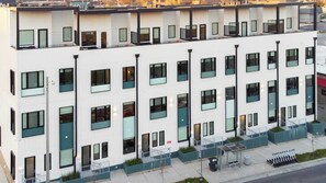 House (Multiple Bedrooms) | Interior - Sleeps 24 Game Rooms, Murals, Balconies Soundcheck & Vinyl House by Avantstay (Nashville)