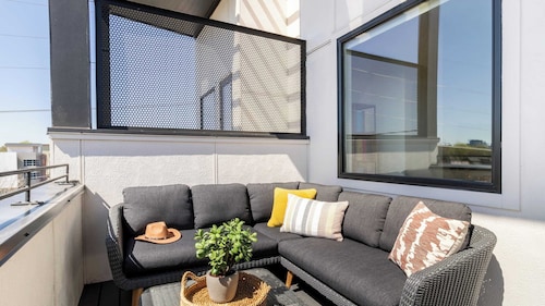 Sleeps 24 Game Rooms, Murals, Balconies Soundcheck & Vinyl House by Avantstay