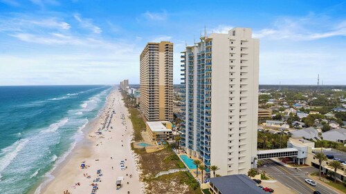 2 Beachfront Condos BBQ Balconies, Resort Pool, Hot Tub + Direct Beach Access