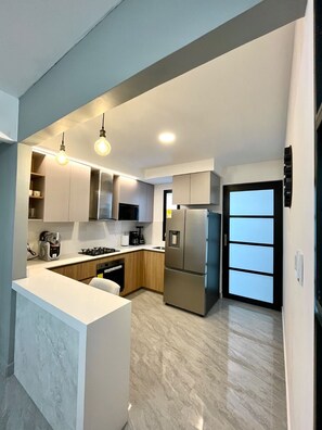 Microondas, horno y lavavajillas 