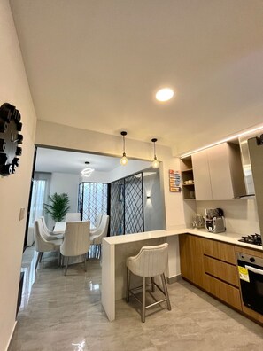 Four à micro-ondes, un four, lave-vaisselle