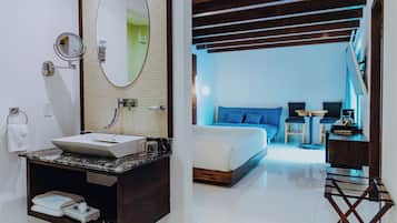 Junior Room, Bathtub, Garden View | Bathroom | Shower, towels, soap, shampoo