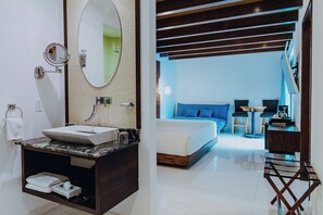 Junior kamer, bad, uitzicht op tuin | Badkamer | Een douche, handdoeken, zeep, shampoo