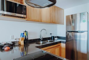 Presidential Room, Non Smoking, Garden View | Private kitchen