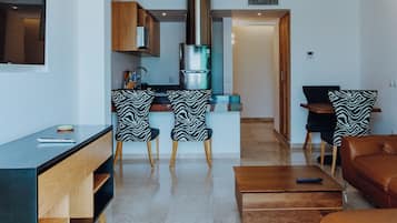 Presidential Room, Non Smoking, Garden View | Living area