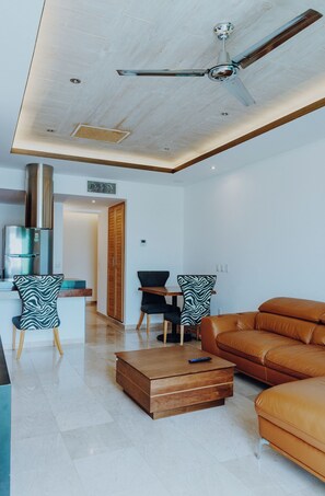Presidential Room, Non Smoking, Garden View | Living area