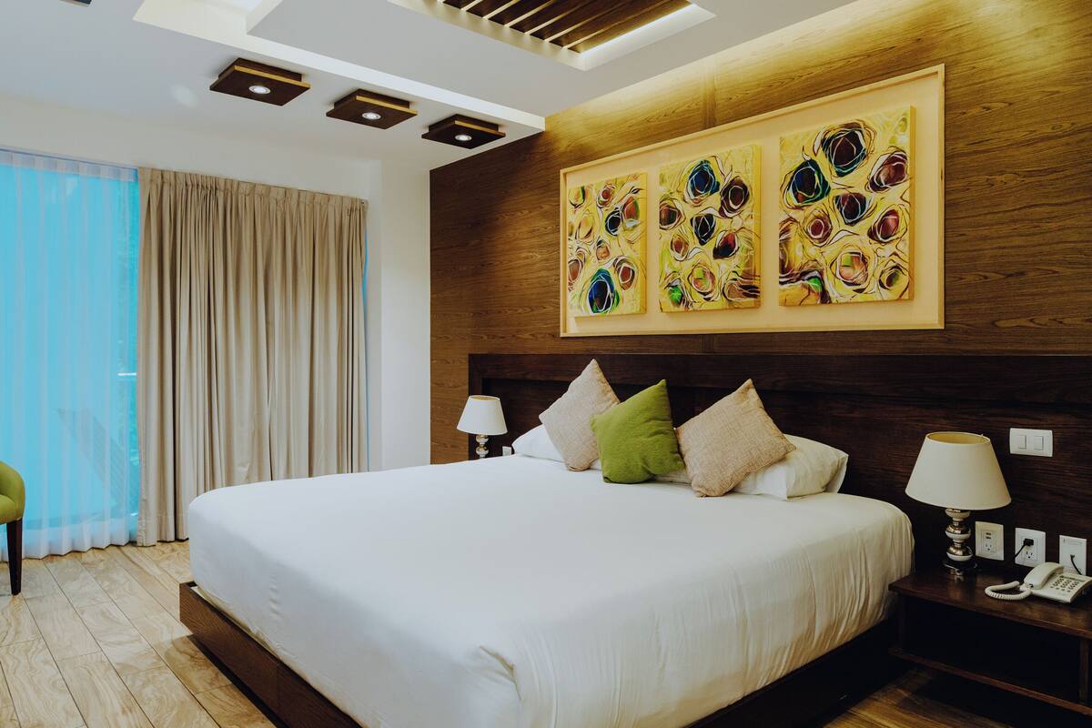 Luxury Room, 1 King Bed, Balcony, City View | Desk, free WiFi, bed sheets