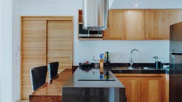 Presidential Room, Non Smoking, Garden View | Private kitchen