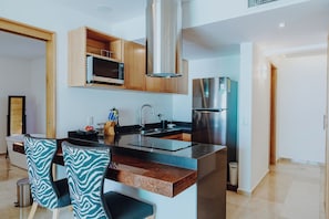 Presidential Room, Non Smoking, Garden View | Private kitchen