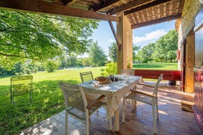 Outdoor dining - Le Cellier de la Goujatte - Charme, confort  et  nature à Montagnac-sur-Lède (MONTAGNAC SUR LEDE)