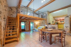 Living area - Les Petites Écuries de la Goujatte - Charme, confort  et  nature à Montagnac-sur-Lède (MONTAGNAC SUR LEDE)