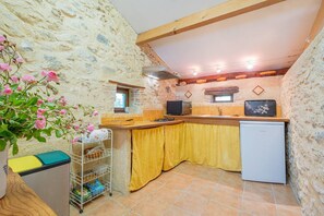 Fridge, microwave, toaster, cookware/dishes/utensils - Les Petites Écuries de la Goujatte - Charme, confort  et  nature à Montagnac-sur-Lède (MONTAGNAC SUR LEDE)