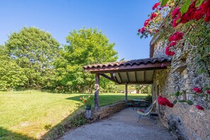 Outdoor dining - Les Petites Écuries de la Goujatte - Charme, confort  et  nature à Montagnac-sur-Lède (MONTAGNAC SUR LEDE)