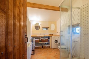 Bathroom - Les Petites Écuries de la Goujatte - Charme, confort  et  nature à Montagnac-sur-Lède (MONTAGNAC SUR LEDE)