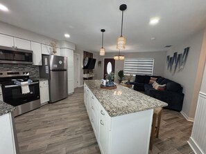 Micro-ondas, cooktop, lava-louças, cafeteira/chaleira