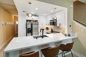 Micro-ondes, four, plaque de cuisson, lave-vaisselle