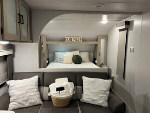 1 bedroom, free WiFi, bed sheets - Cozy RV Stay · 21ft Trailer with Wi-Fi & Comfort (Magnolia)
