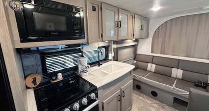 Cozy RV Stay · 21ft Trailer with Wi-Fi & Comfort