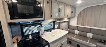 Cozy RV Stay · 21ft Trailer with Wi-Fi & Comfort
