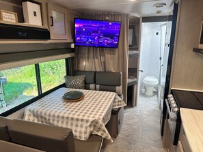 1 bedroom, free WiFi, bed sheets - Cozy RV Stay · 21ft Trailer with Wi-Fi & Comfort (Magnolia)