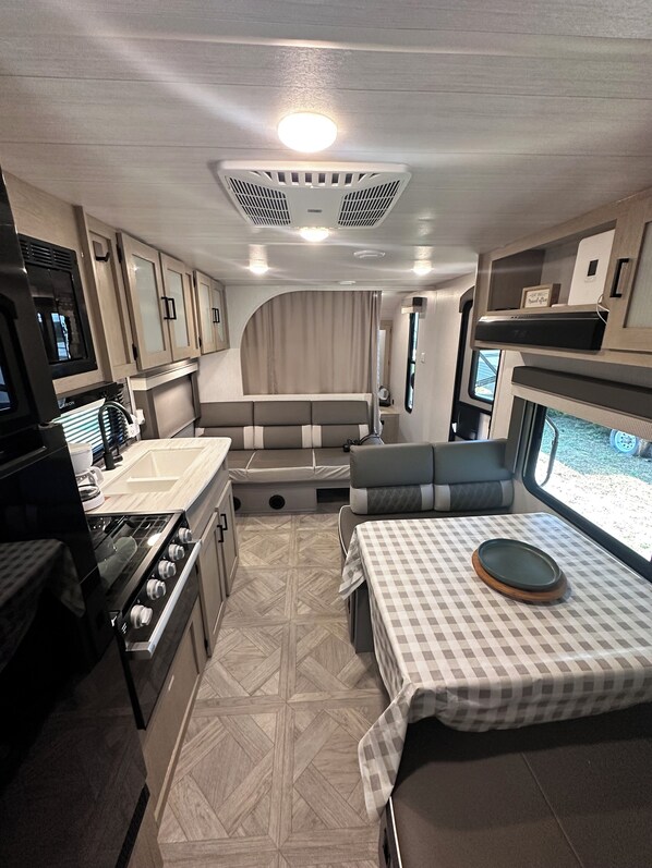 Microwave, oven, stovetop - Cozy RV Stay · 21ft Trailer with Wi-Fi & Comfort (Magnolia)