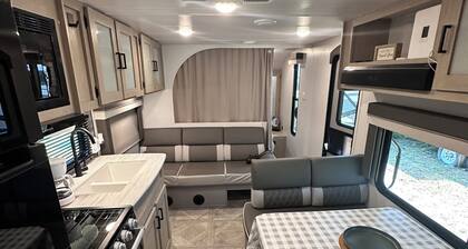 Cozy RV Stay · 21ft Trailer with Wi-Fi & Comfort