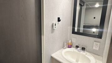 毛巾、肥皂、卫生纸