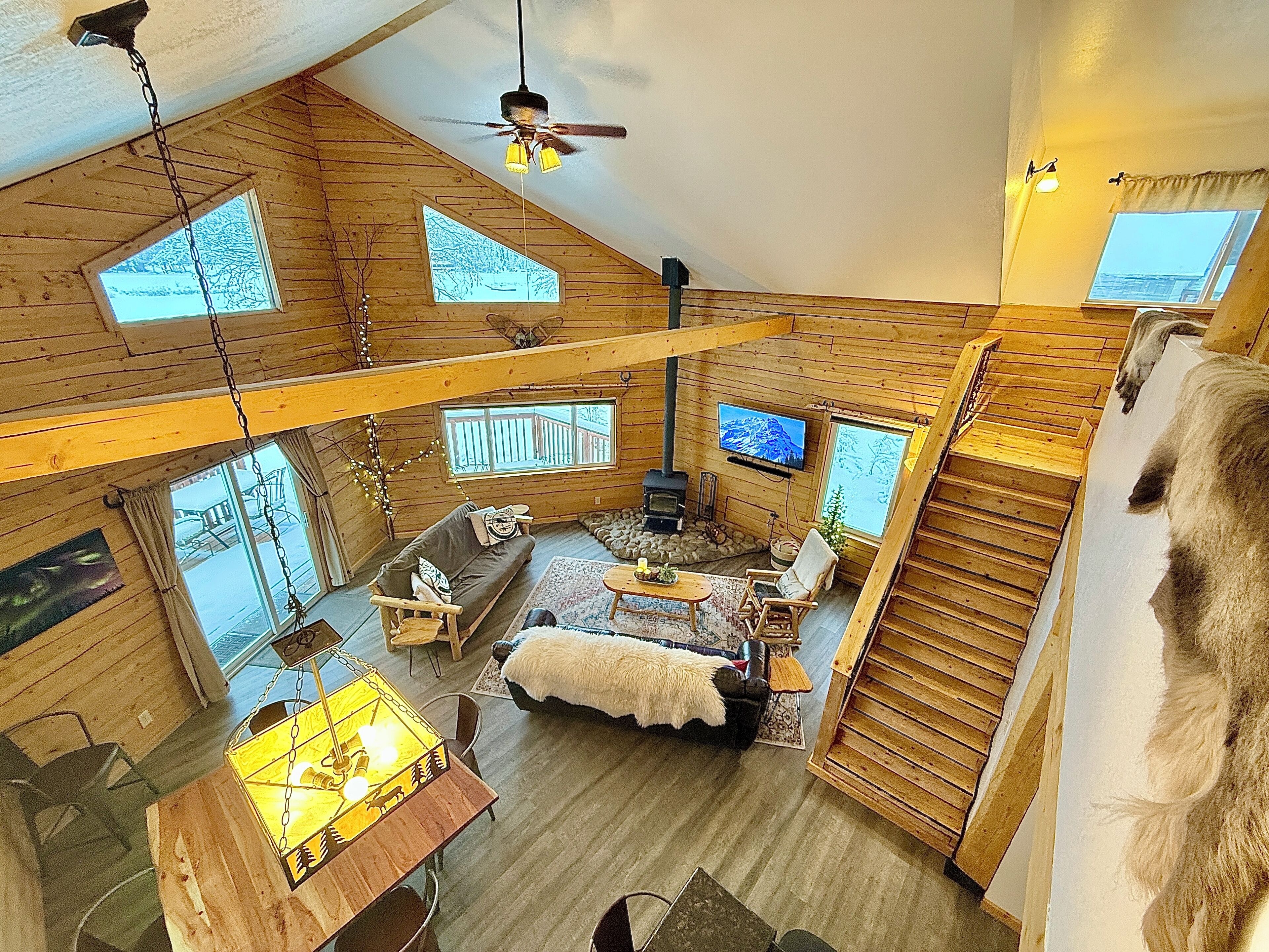 Smart TV, chimenea y libros 