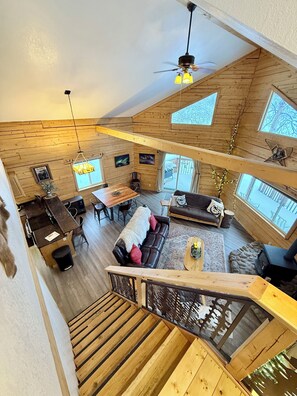 Smart-TV, Kamin, Bücher