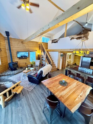 Älytelevisio, takka, kirjoja