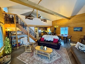 Een smart-tv, een open haard en boeken