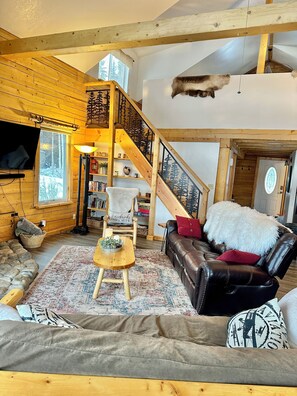 Smart-TV, Kamin, Bücher