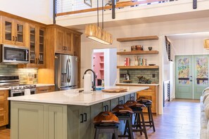 Kj øleskap, mikrobølgeovn, ovn og kokeplater