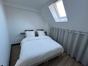 Iron/ironing board, Internet, bed sheets