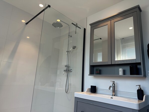 Shower, hair dryer, towels, toilet paper - CHARMING APARTMENT (Seclin)