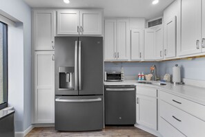 Refrigerador, microondas, horno y parrilla de estufa 