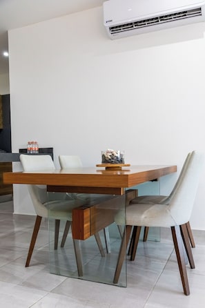 Apartamento família, vista para a piscina | Sala de jantar