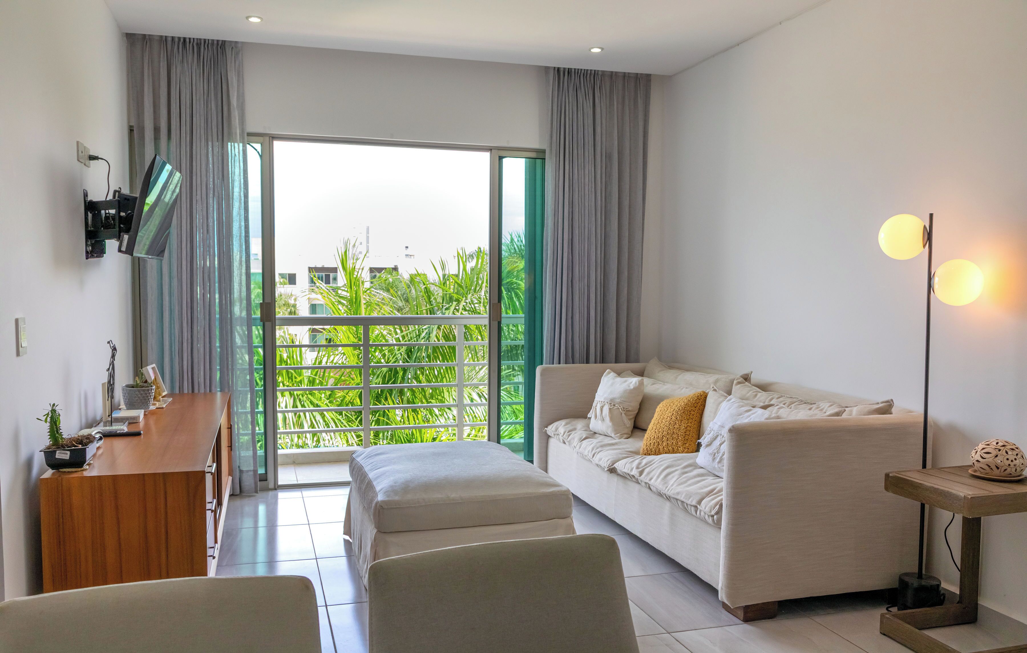 Appartement Familial, vue piscine | Salle de séjour | Télévision à écran plat de 43 pouces avec chaînes par câble