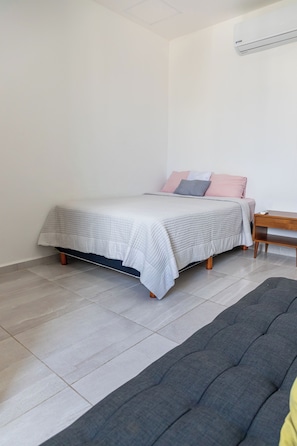 Familie appartement, uitzicht op zwembad | Een kluis op de kamer, een strijkplank/strijkijzer, gratis wifi