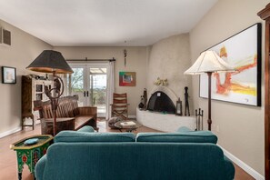 TV, books - Catalina Foothills Townhome with Mountain Views (Tucson)