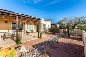 Outdoor dining - Catalina Foothills Townhome with Mountain Views (Tucson)