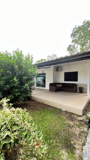 Terrace/patio - Cop 30 Belem - 15 minutes from the event, surrounded by nature and birdsong. (Ananindeua)
