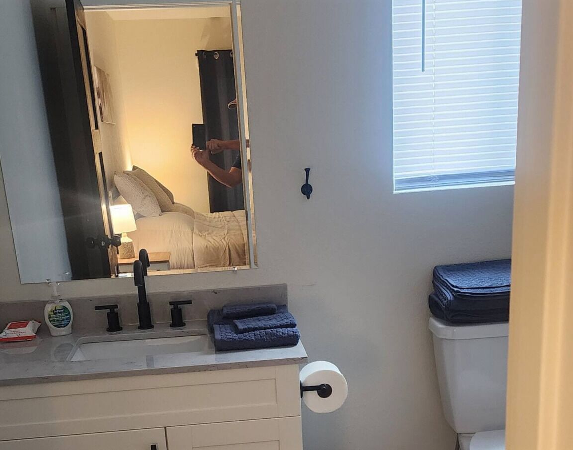 Suihku, hiustenkuivaaja, pyyhkeet, saippua