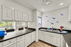 Réfrigérateur, four à micro-ondes, un four, surface de cuisson