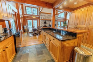 Fridge, microwave, oven, stovetop - La Casita (Wetmore, Mi)- Waterfront, near Munising, Pictured Rocks (Wetmore)