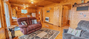 UP Lakeside Cabin - Your Cozy Upper Peninsula Lakeside Getaway!