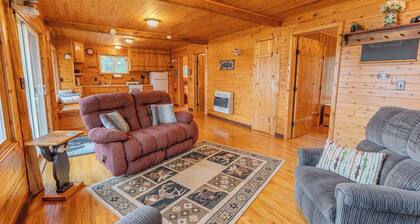 UP Lakeside Cabin - Your Cozy Upper Peninsula Lakeside Getaway!