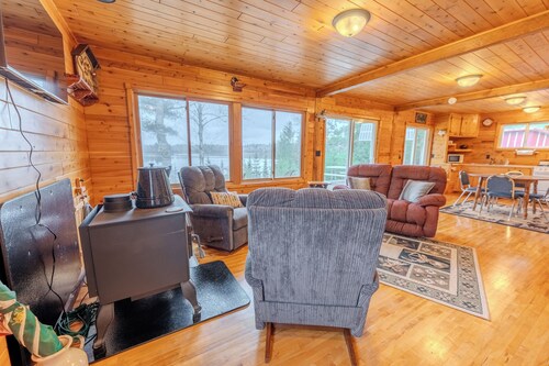 UP Lakeside Cabin - Spring Lakeside Retreat — Calm Waters & Quiet Forest Views