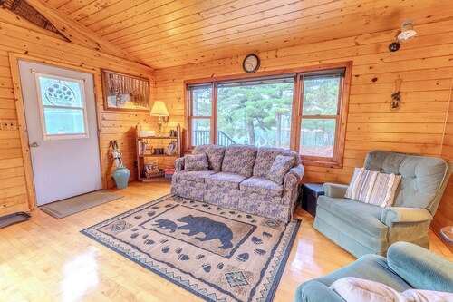 UP Lakeside Lodge- Summer Lakefront Fun – Rowboats, Paddleboats & Swim!